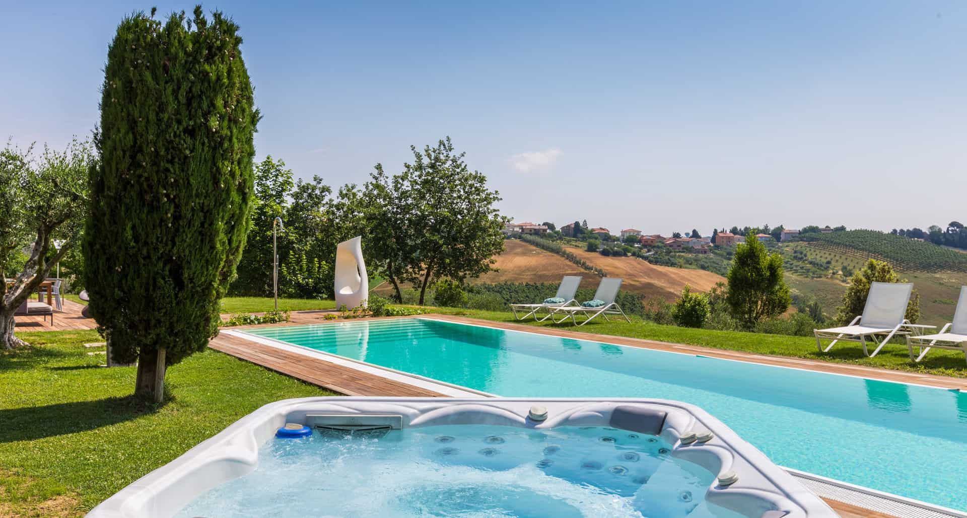 Eine Ferienvilla mit Pool für den Urlaub in Italien