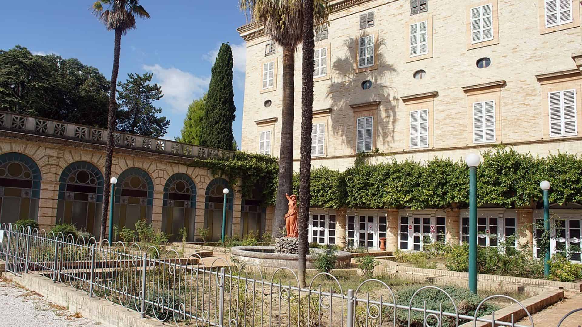 Fassade und gärten von villa vitali in Fermo (bildquelle: padercol)