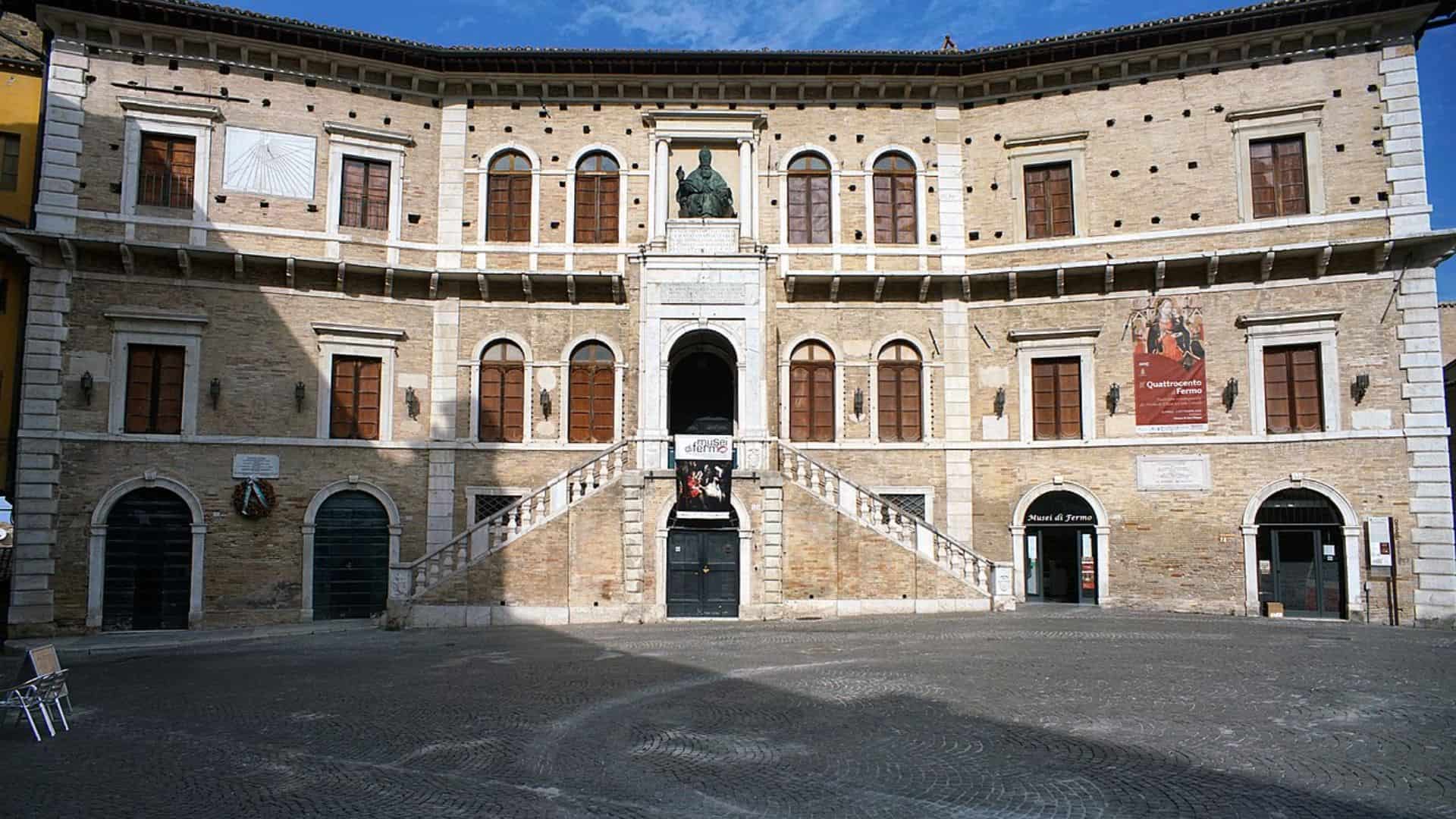 Palazzo priori in Fermo (bildquelle: padercol)