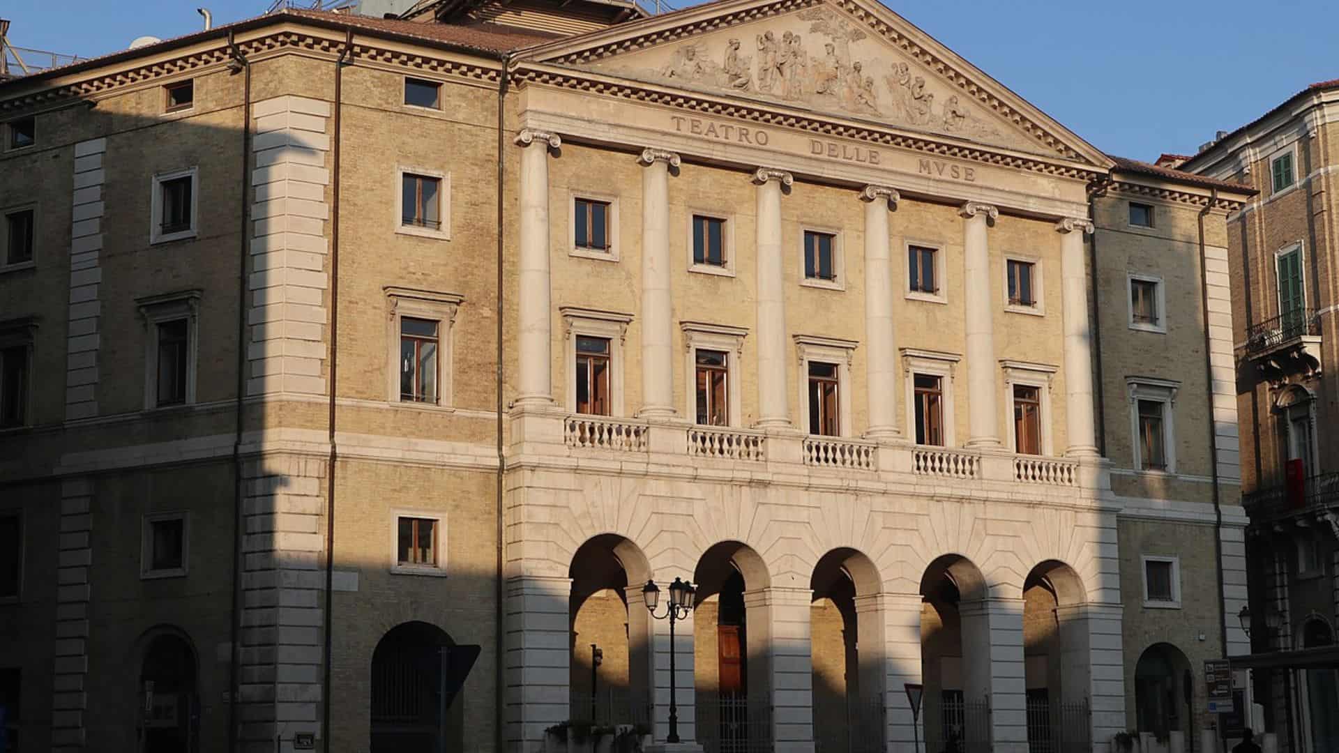 Eingang des Theaters der Musen in Ancona (Bildquelle: Parsifall)
