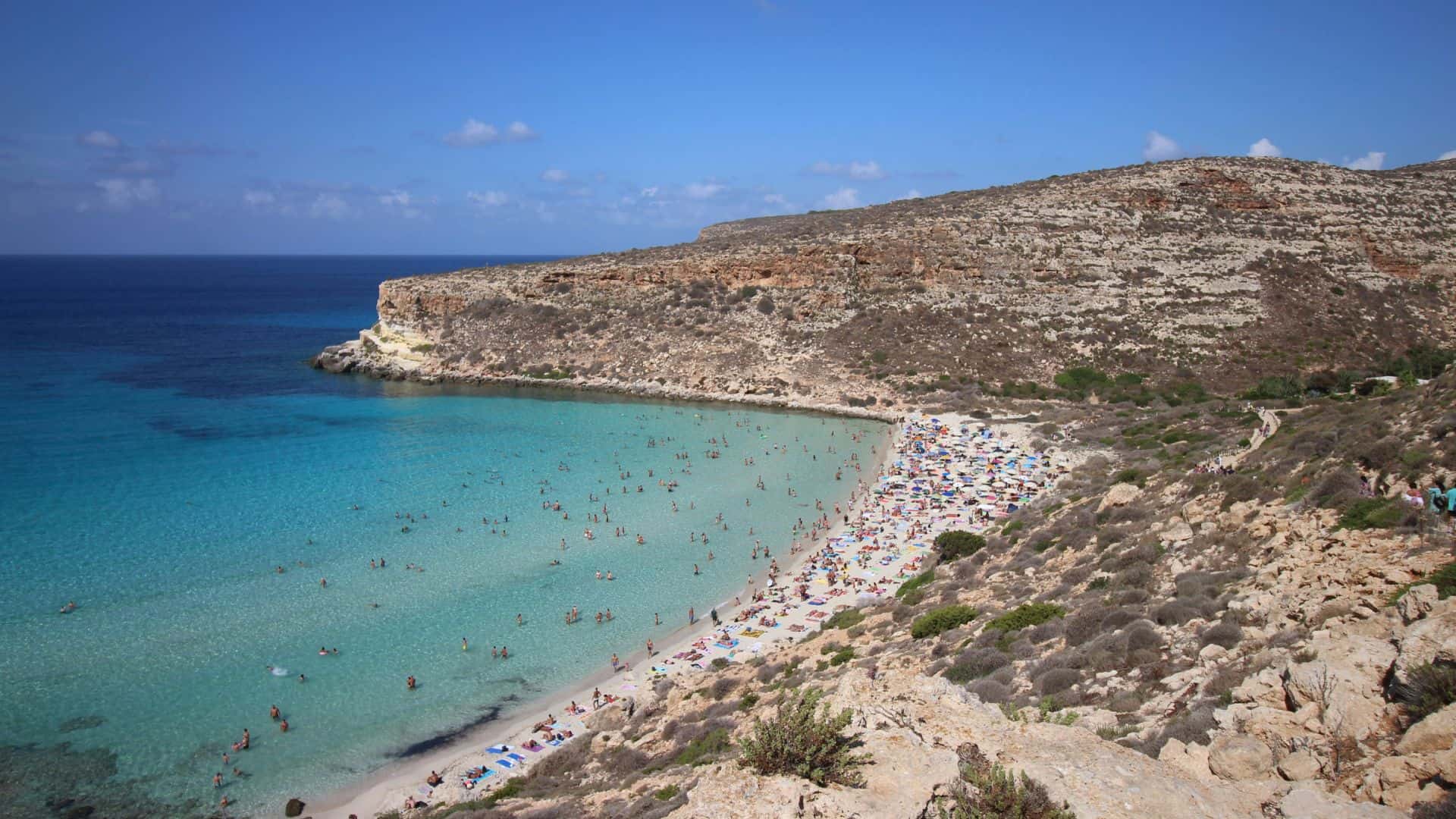 Luftaufnahme eines Strandes von Lampedusa