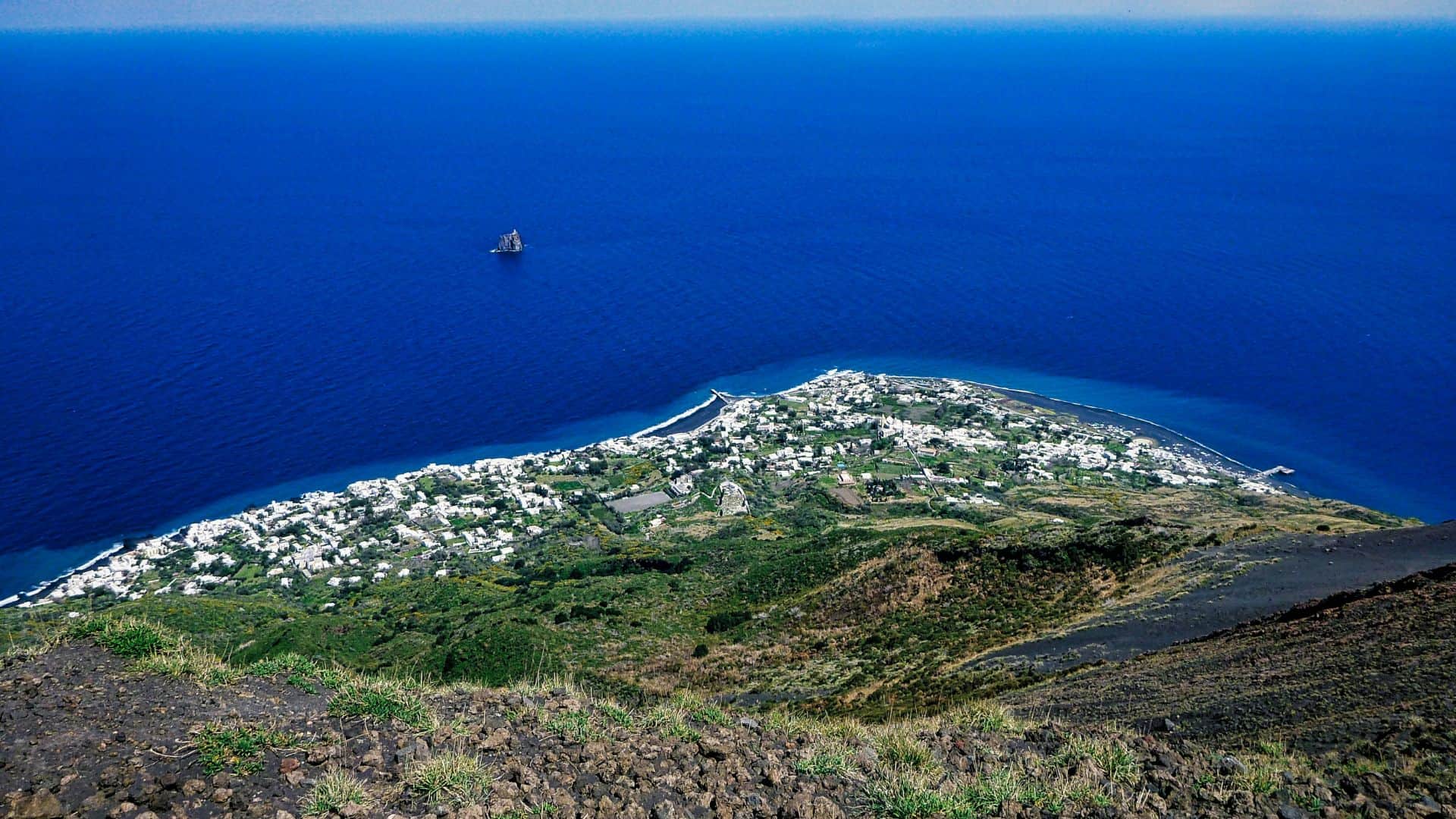 Luftaufnahme eines Strandes der Äolischen Inseln